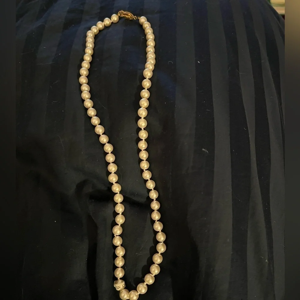 Pearls (faux), 24”, individually knotted - Picture 2 of 11